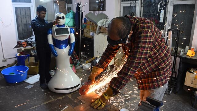 En Nepal, ingenieros desarrollan meseros robotizados.