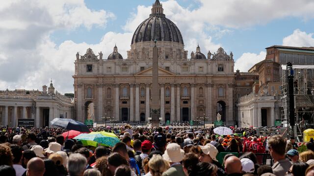 Miles de personas despidieron al Papa Francisco antes de su funeral.