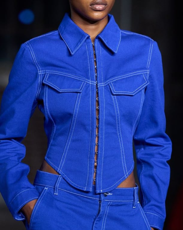 Color azul klein para otoño 2022