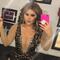 Gomita se transforma en Drag Queen