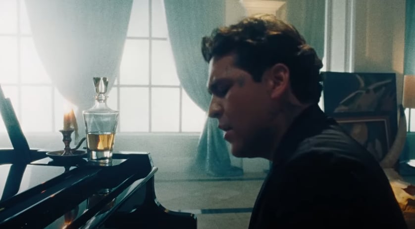 Christian Nodal estrena A solas con la botella