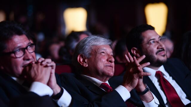 AMLO pide a políticos dejar de ser "trepadores"