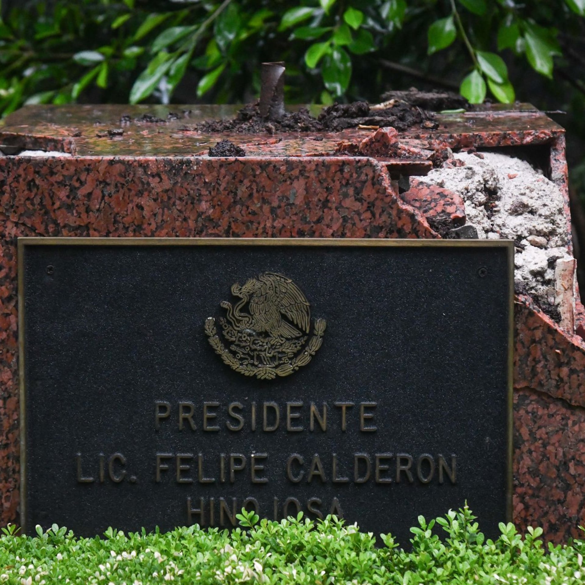 La estatua de Felipe Calderón sigue abandonada en Los Pinos: así luce hoy