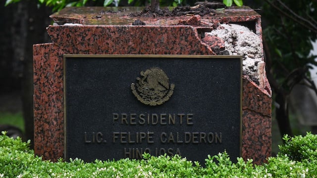 Estatua de Felipe Calderón en Los Pinos