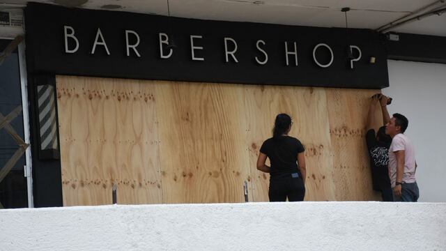 Comerciantes protegen sus negocios