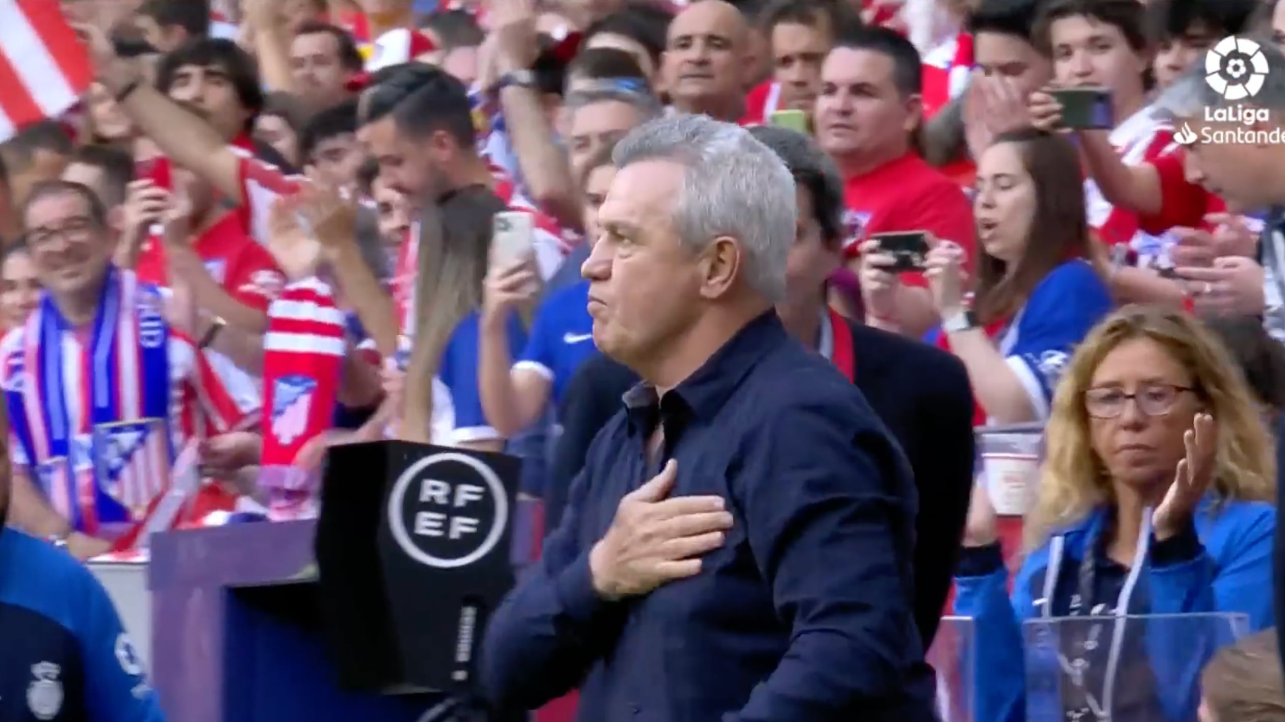 Javier Aguirre es ovacionado por afición del Atlético de Madrid en el marco de su 120 aniversario