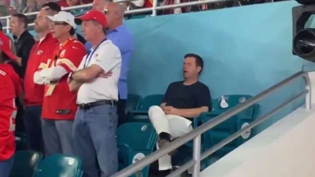 Aficionado es captado mientras se duerme en el Super Bowl LIV