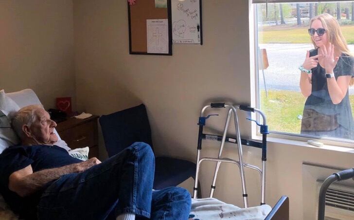 Visita a su abuelo en cuarenta.