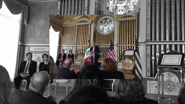 Este premio es otorgado por el gobierno de México a las personas que han dedicado la mayor parte de su vida y trabajo profesional en “abrir” brecha en el extranjero a las generaciones más jóvenes de mexicanos.