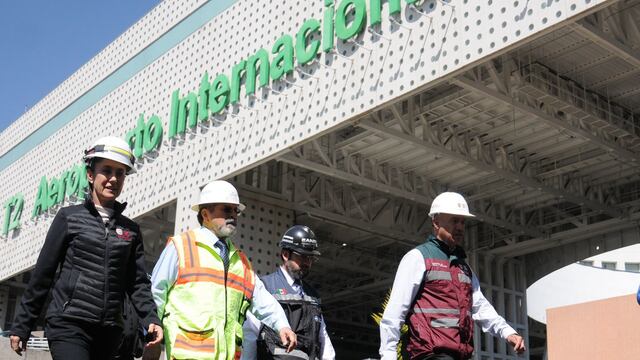 Claudia Sheinbaum, jefa de gobierno de la capital, recorrió este medio día las obras de mantenimiento en la Terminal 2 del Aeropuerto Internacional de la Ciudad de México