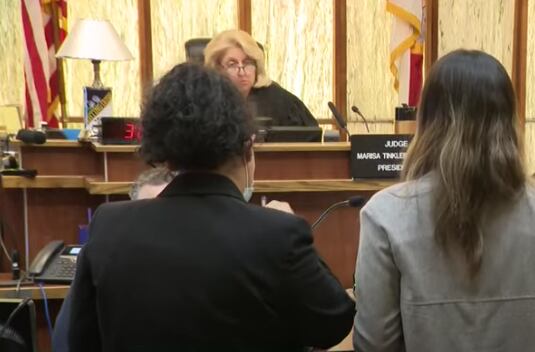 Ana Araujo (de gris) dirige una palabras a la jueza Marisa Tinkler Mendez.