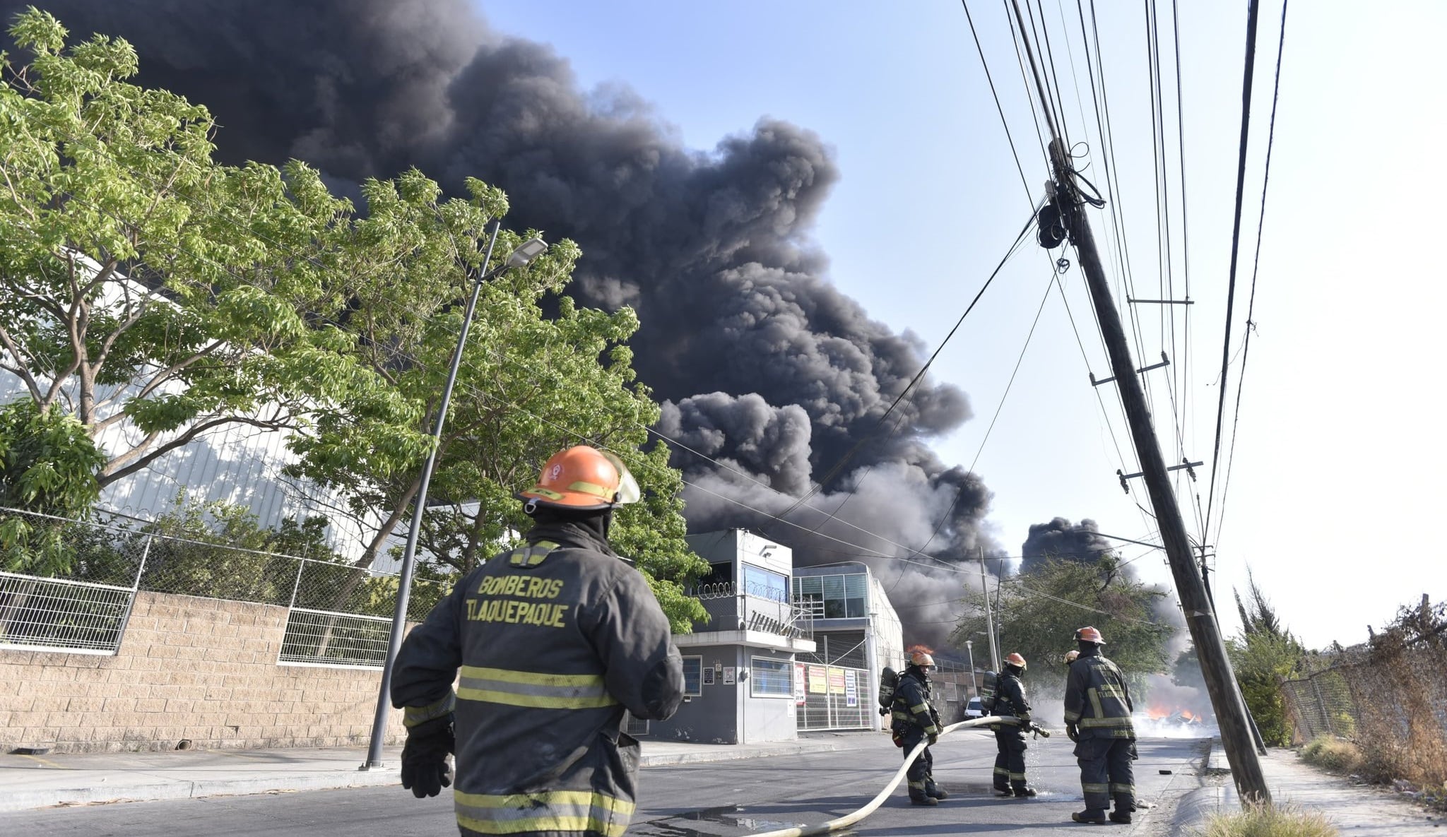 Incendio en fábrica de aerosoles en Tlaquepaque, Jalisco provocó desalojo de varias colonias
