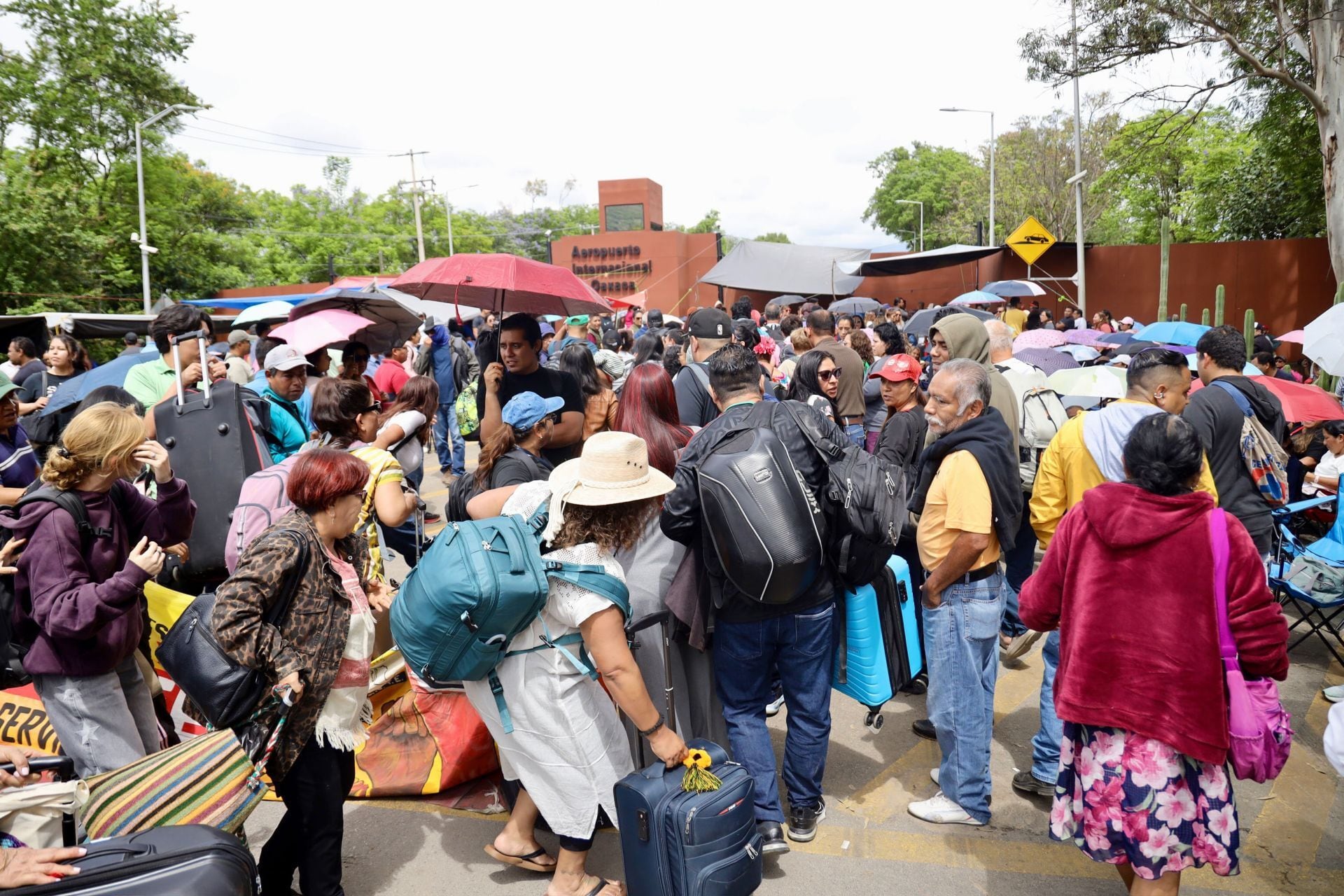 La Sección 22 de la CNTE bloquea aeropuerto de Oaxaca.