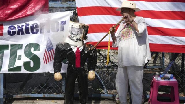 Piñata de Donald Trump es destrozada