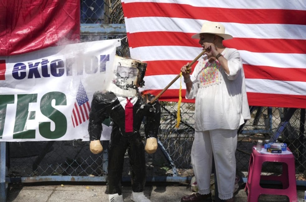 Piñata de Donald Trump es destrozada