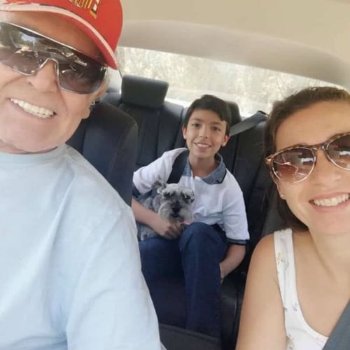 Alberto Vázquez, su prometida y su hijo