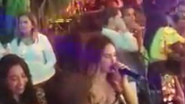 Belinda cantando mariachi