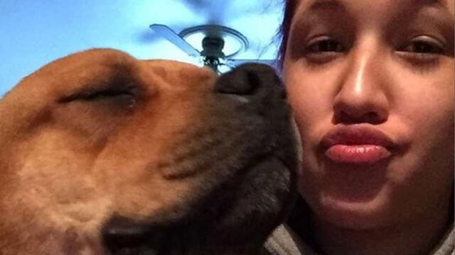 Asha Nieves con su perrito