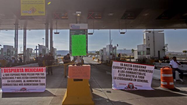 ransportistas y vecinos del poblado de Zapotlanejo mantienen tomada la caseta de cobro de La Joya, de la autopista Guadalajara-Zapotlanejo.