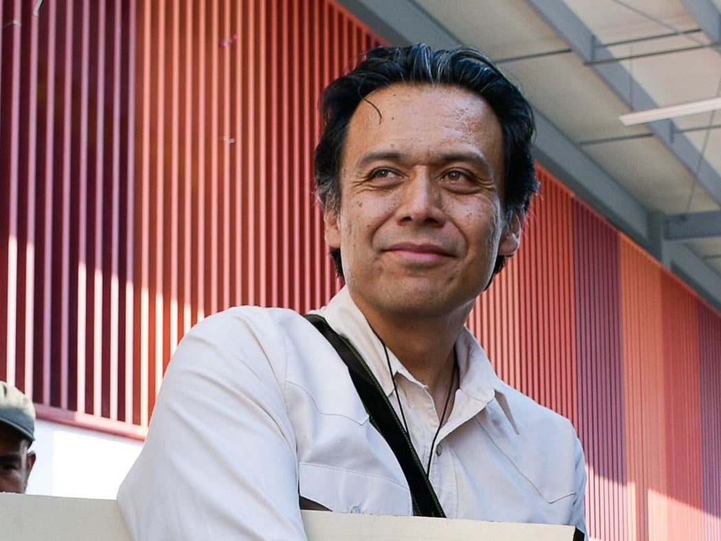 Marx Arriaga sale de su trichera en la SEP con su cuadro de Karl Marx.