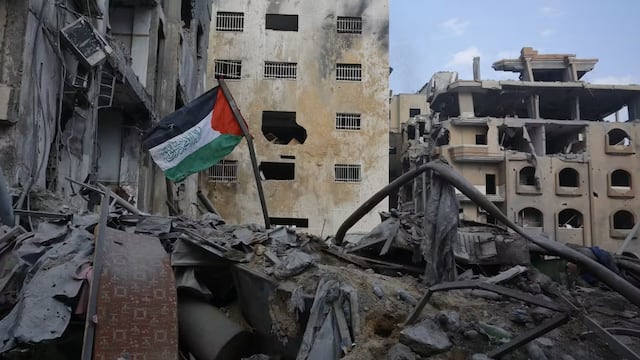 Bandera de Palestina sobre ruinas en la Franja de Gaza