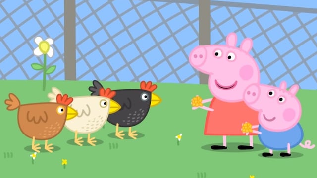Peppa Pig alimenta a las gallinas de Abuela Pig