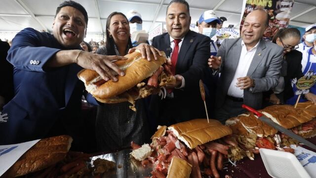 El increíble peso de la mega torta en la Feria Internacional de la Torta de Venustiano Carranza