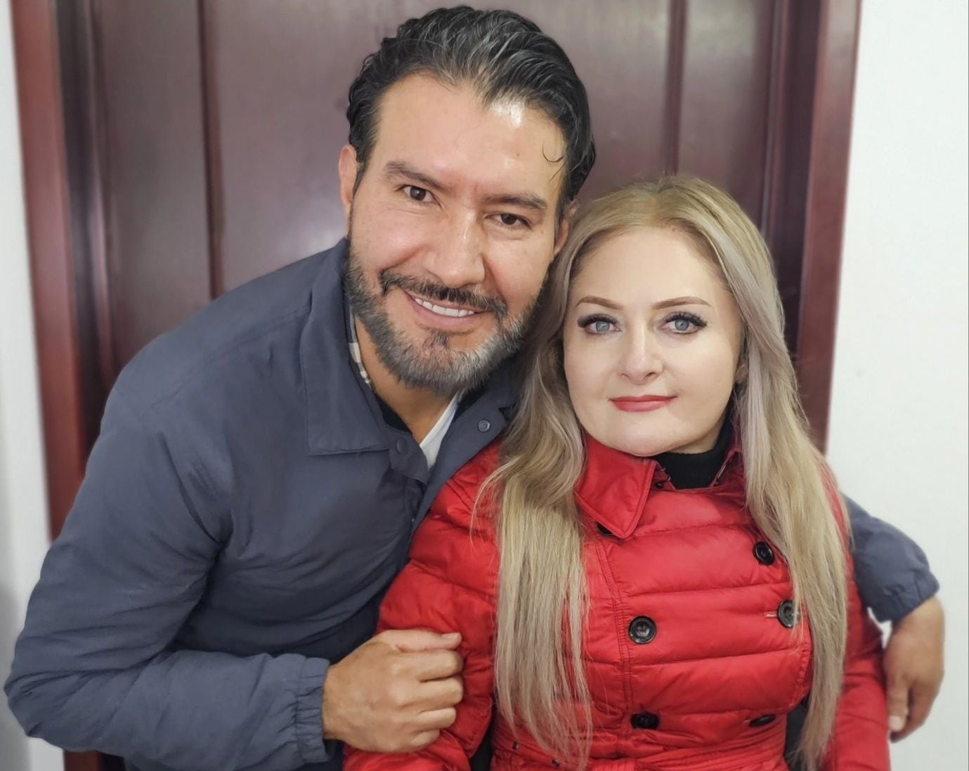 La Senadora Claudia Anaya y su pareja