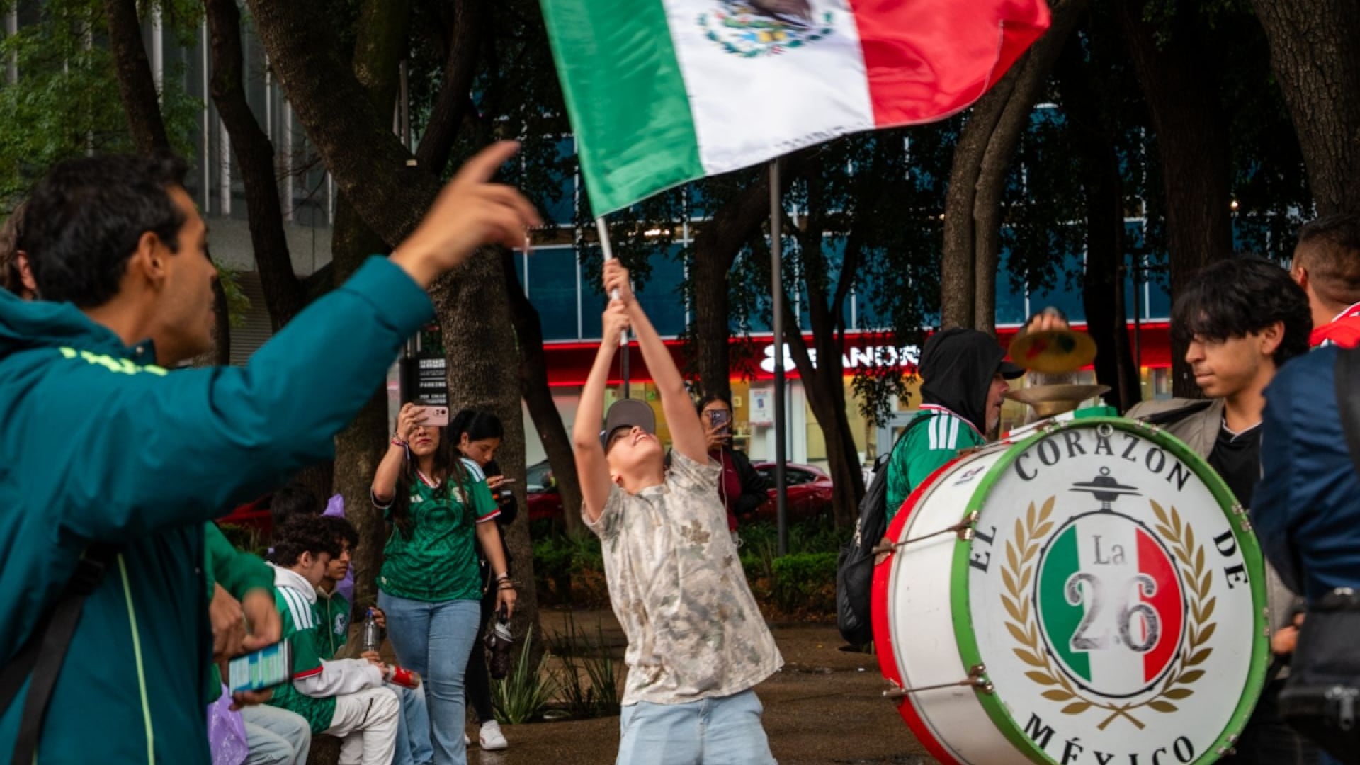 Embajada de México en Argelia recibe un ramo de rosas por el 216 aniversario de la Independencia