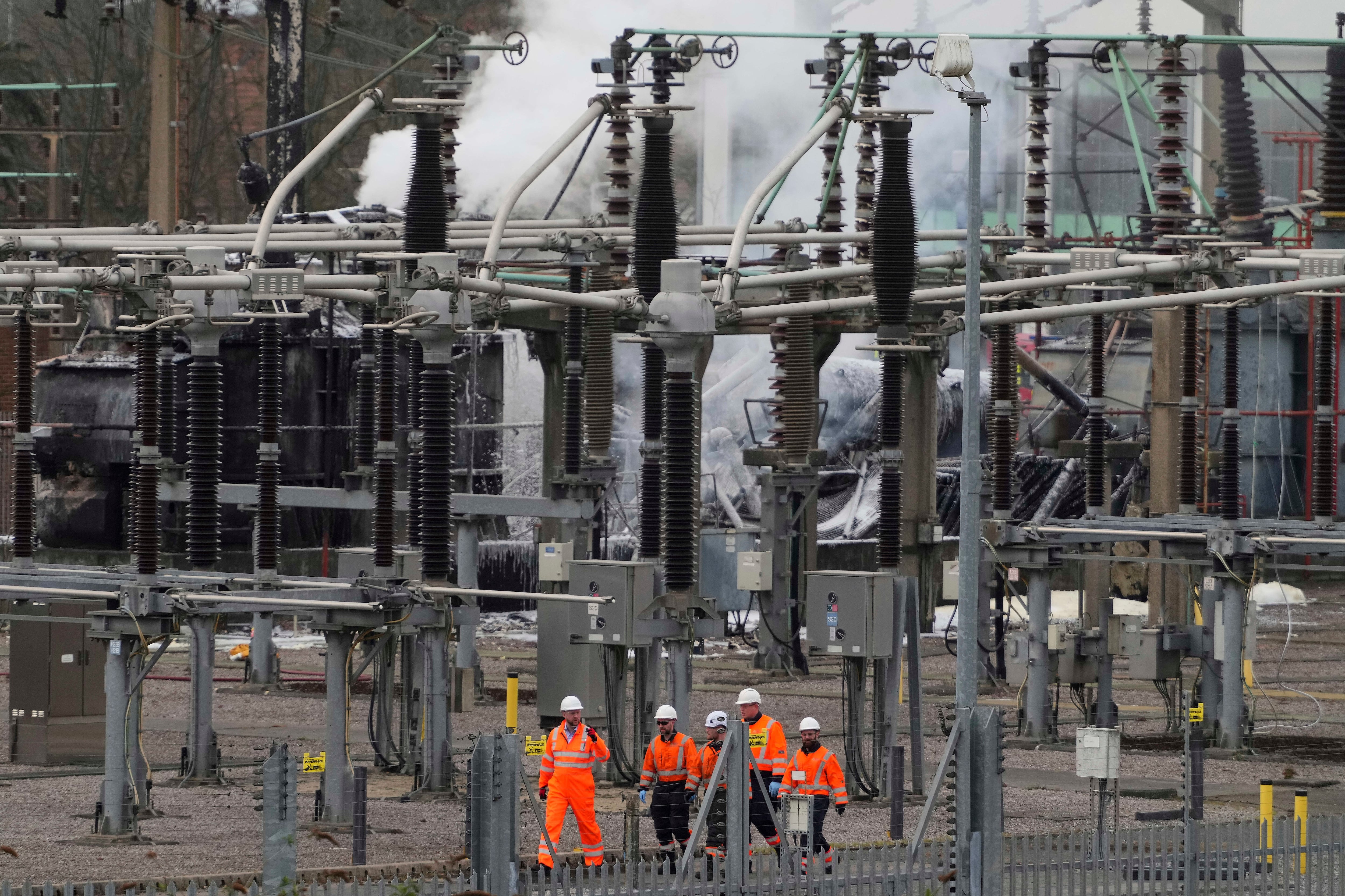 Aeropuerto Heathrow de Londres suspende operaciones tras incendio