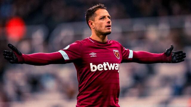 Chicharito en un partido con el West Ham