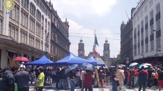 Locatarios de Izazaga 89 bloquean cruce de avenida 20 de Noviembre y Venustiano Carranza en Centro Histórico de CDMX