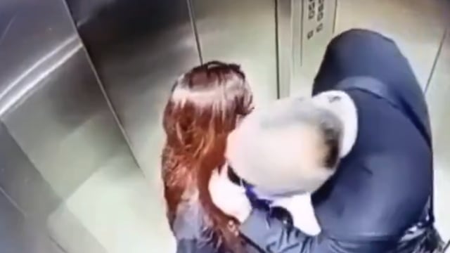 Hombre mayor y una joven en el elevador del edificio donde se halló el cuerpo de Edith Guadalupe