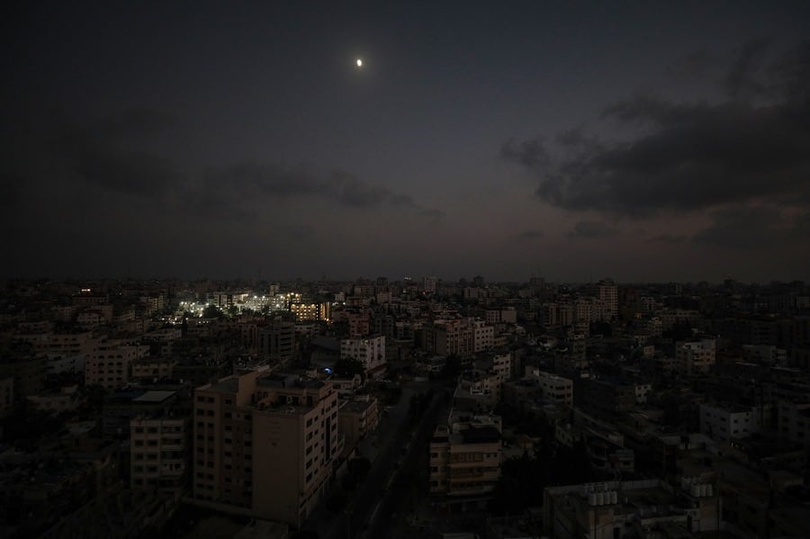 El hospital Al Shifa se ilumina en la ciudad de Gaza