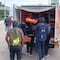 Ayotzinapa: Normalistas saquean camionetas de Bimbo durante bloqueo en Autopista del Sol