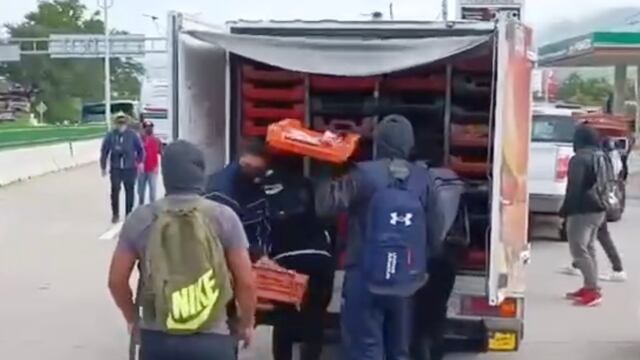 Normalistas de Ayotzinapa saquean camiones de Bimbo en Autopista del Sol