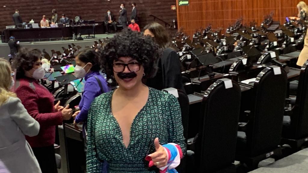 Salma Luévano, diputada de Morena, se disfraza de Gabriel Quadri