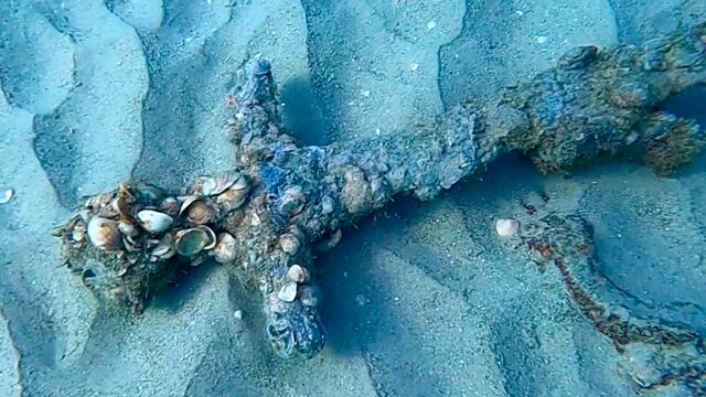 Espada de hace 900 años hallada en el mar Mediterráneo y que se presume perteneció a un caballero cruzado. EFE/Shlomi Katzin