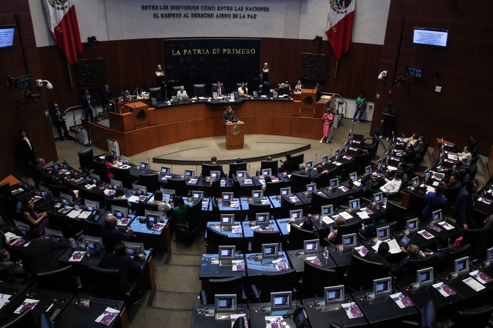 Sesión en la Cámara de Senadores donde se lleva a cabo el informe del INAI.