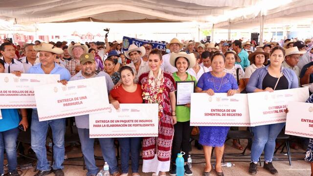 Evelyn Salgado entrega apoyos en Tierra Caliente