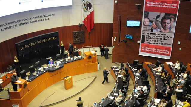 Manta de Morena contra Genaro García Luna y la marcha en defensa del INE