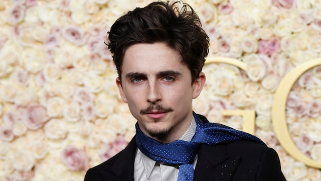 Timothee Chalamet llega a los Globos de Oro 2025.