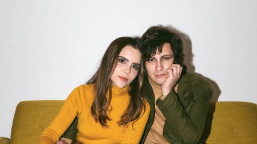 Yuya lleva a Mar a los conciertos de Siddhartha, pero le pone audífonos aislantes de ruido