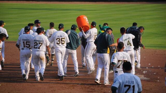 Los Pericos celebran su victoria.