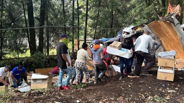 Vuelca camioneta de ayuda para Acapulco y le roban todo