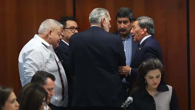 el presidente de la Comisión de Puntos Constitucionales, Óscar Cantón Zetina, dialoga con los senadores morenistas Adán Augusto López, Javier Corral e Ignacio Mier durante la discusión del Plan B
