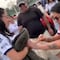 México mágico: Fan de Club Pumas simula pelea con barristas para pedir matrimonio a su novia