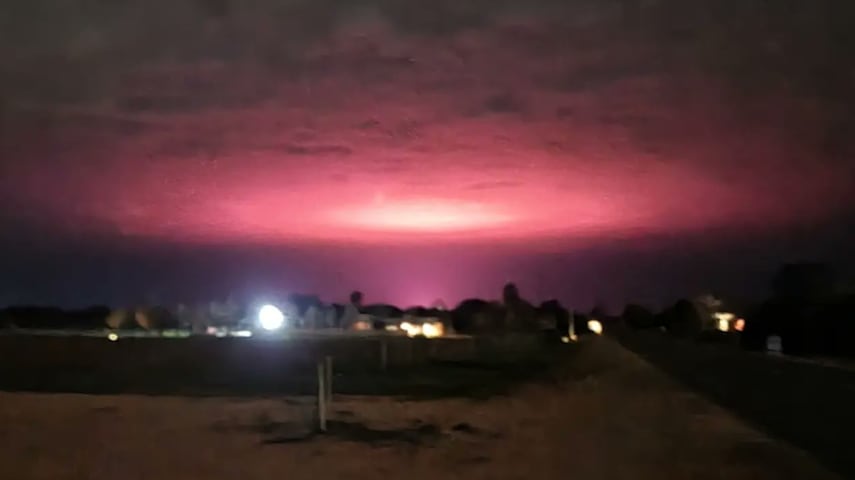 FOTO: Captan misterioso resplandor rosa en el cielo de Australia