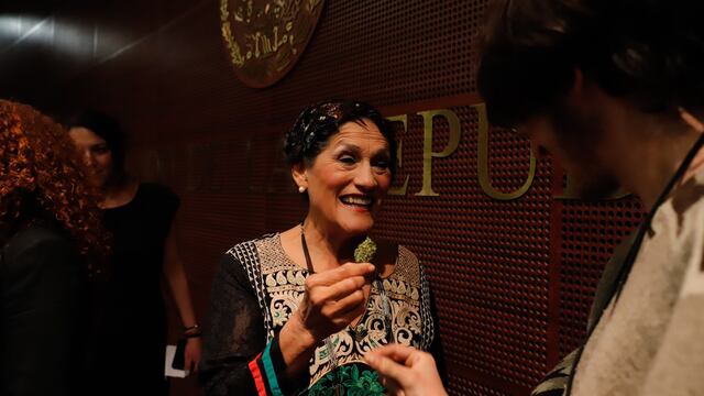La senadora Jesusa Rodríguez sostiene un poco de marihuana