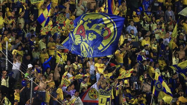 Aficionado es llevado en ambulancia tras brutal pelea en América vs Chivas
